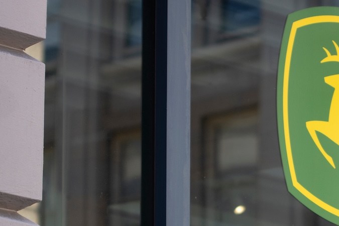 El logotipo de John Deere se ve en los laboratorios John Deere en San Francisco, California.