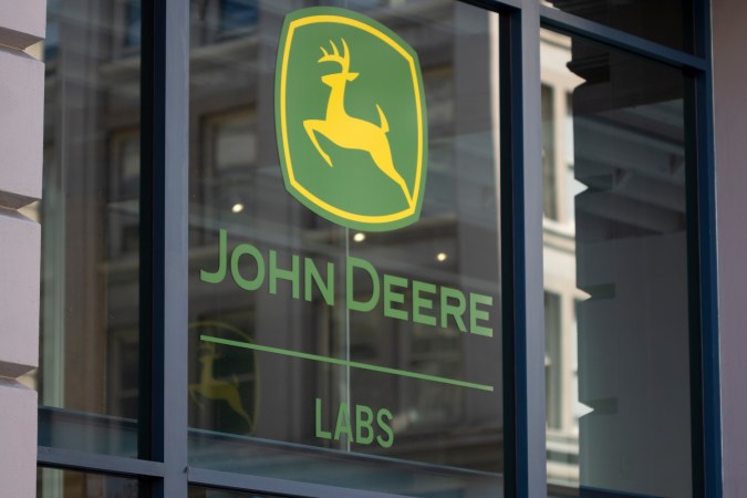 El logotipo de John Deere se ve en los laboratorios John Deere en San Francisco, California.