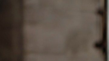 Panadero latino cocinando feliz.