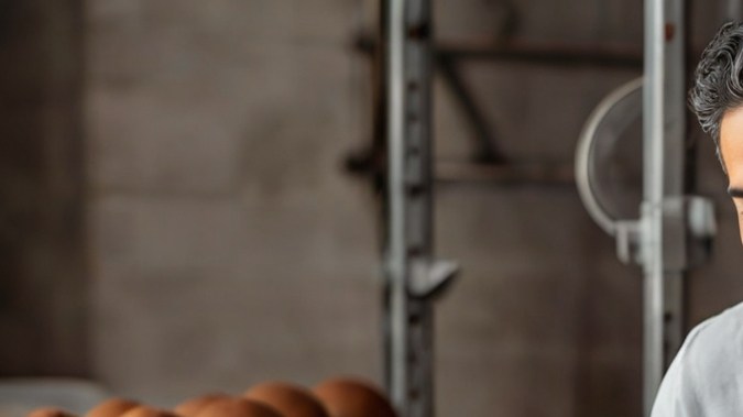 Panadero latino cocinando feliz.