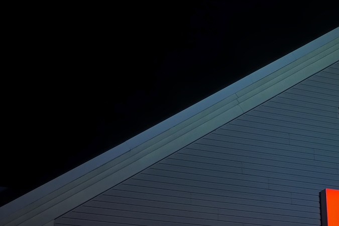 Fachada de un BJ's Wholesale Club de noche.