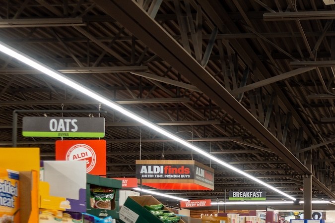 El pasillo de mezclas de cereales y pasteles o postres de una tienda Aldi.