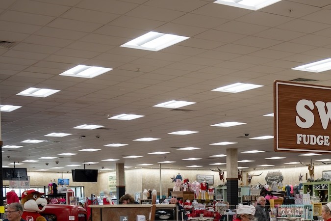 Dos personas en el puesto de dulces en Buc-ee's.