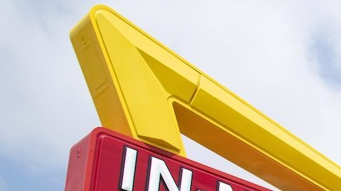 Exterior de un restaurante IN-N-OUT BURGER en Sunset Boulevard en Los Ángeles, CA.