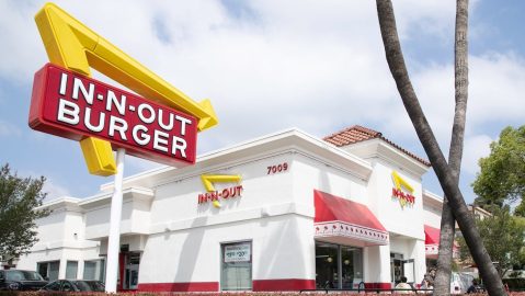 Exterior de un restaurante IN-N-OUT BURGER en Sunset Boulevard en Los Ángeles, CA.
