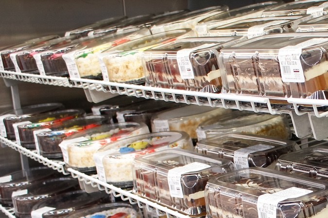 Una vista de varios pasteles Kirkland Signature preparados, en exhibición en un Costco local.