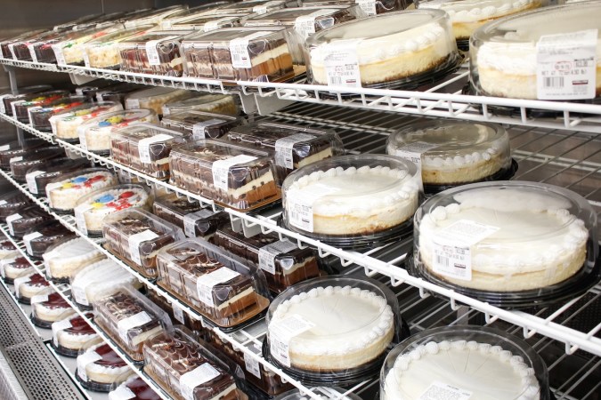 Una vista de varios pasteles Kirkland Signature preparados, en exhibición en un Costco local.