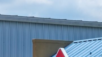 Vista frontal completa de la tienda Domino's Pizza en Lake Avenue.