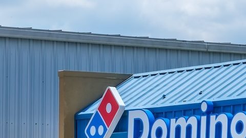Vista frontal completa de la tienda Domino's Pizza en Lake Avenue.