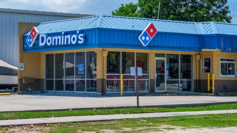 Vista frontal completa de la tienda Domino's Pizza en Lake Avenue.