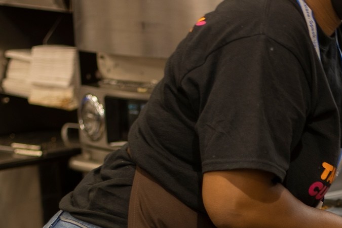 Se ve a un trabajador haciendo un sándwich en la cocina de una tienda de Dunkin' Donuts en el edificio de la terminal del Aeropuerto Internacional John F. Kennedy.