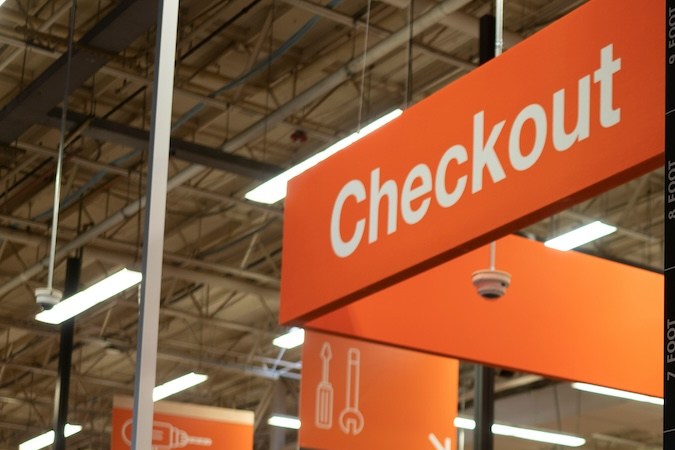 La línea de cajas de pago en Home Depot en Tigard, Oregon.