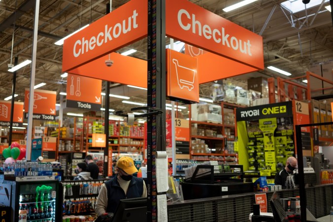 La línea de cajas de pago en Home Depot en Tigard, Oregon.