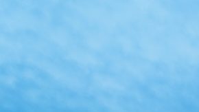 Vista panorámica nocturna del exterior del edificio Home Depot.