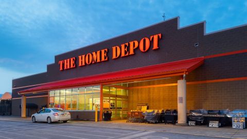 Vista panorámica nocturna del exterior del edificio Home Depot.