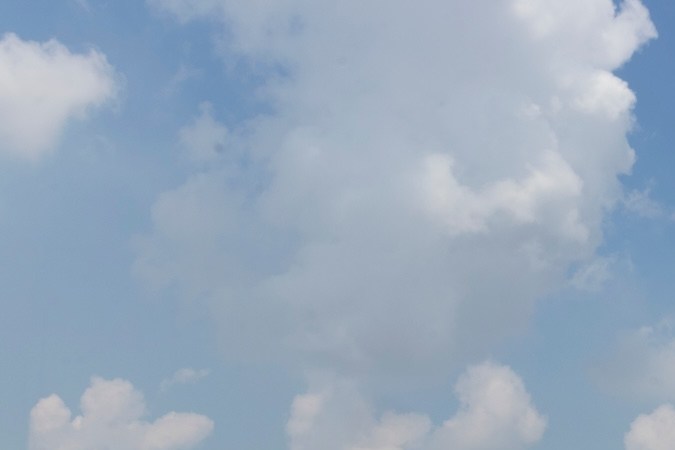 Fachada de una tienda Kroger con un carrito de compras en primer plano.