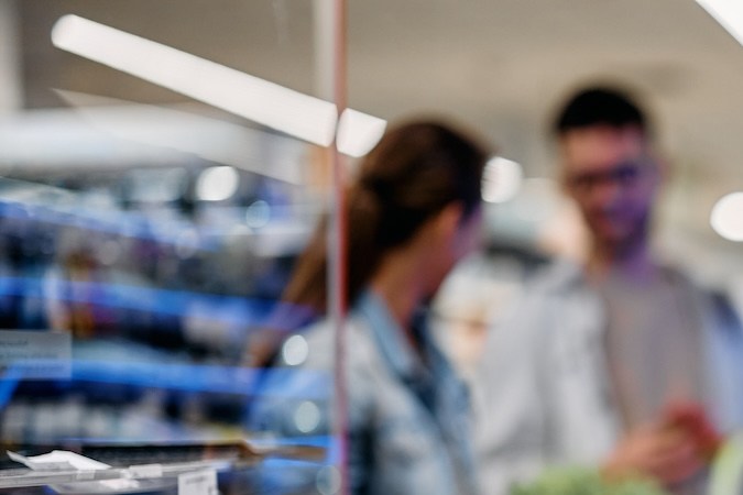 Mujer cajera sonriente en su trabajo. 