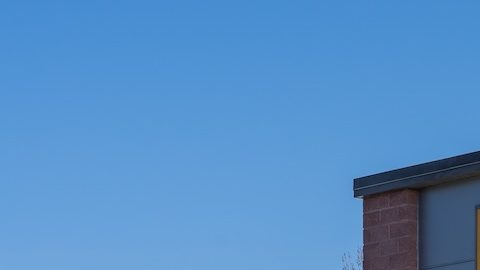 Supermercado Aldi en un día soleado, hermoso y de cielo azul.