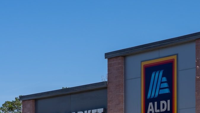 Supermercado Aldi en un día soleado, hermoso y de cielo azul.