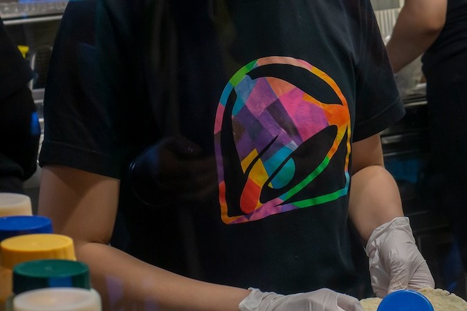 Cocineros de Taco Bell trabajando.