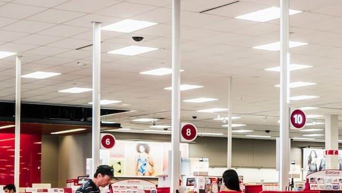 Área de cajas registradoras en una tienda Target en el área sur de la bahía de San Francisco.