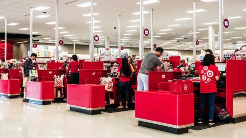 Área de cajas registradoras en una tienda Target en el área sur de la bahía de San Francisco.