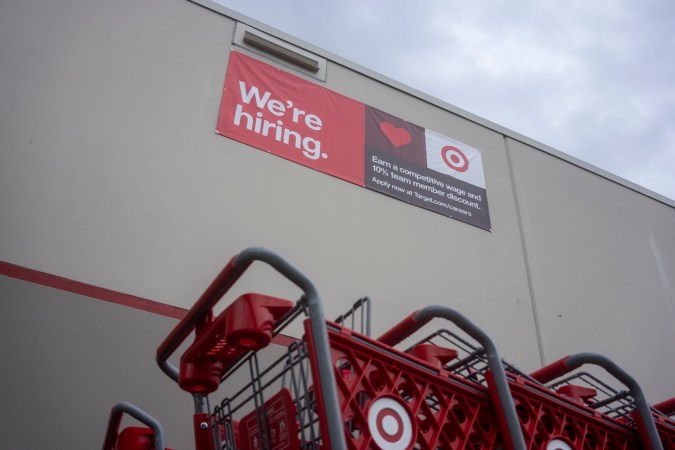 Se ve un cartel "Estamos contratando" fuera de una tienda Target en Tigard, Oregon.