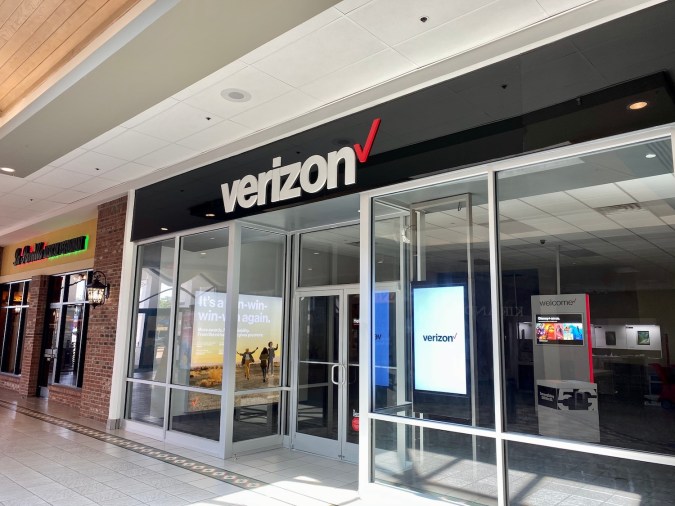 Tienda de Verizon dentro de un centro comercial en Savannah, Georgia.