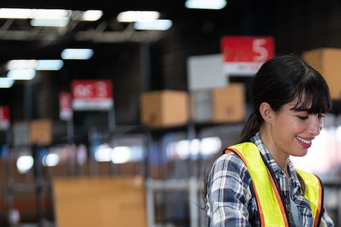 2 trabajadores que trabajan en el gran almacén de The Home Depot.