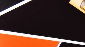 Sobres de UPS, empresa que tiene vacantes abiertas en diferentes estados de EE.UU.