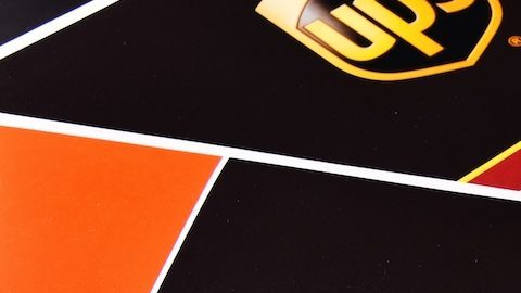Sobres de UPS, empresa que tiene vacantes abiertas en diferentes estados de EE.UU.