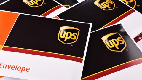 Sobres de UPS, empresa que tiene vacantes abiertas en diferentes estados de EE.UU.