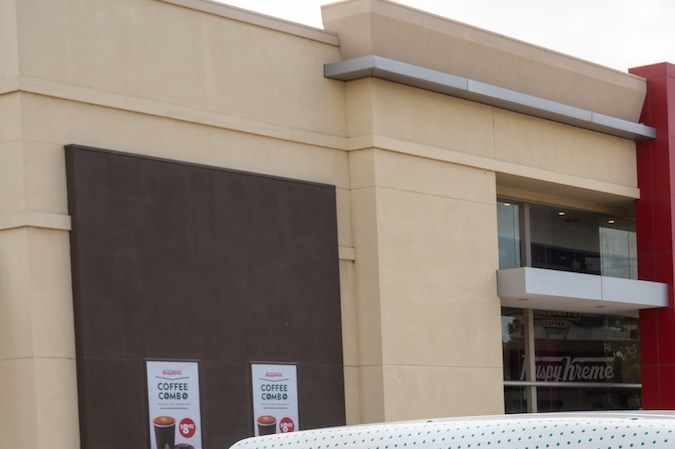 Señalización de la tienda Krispy Kreme en la estación de servicio de Port Wakefield Road en Paralowie, Australia del Sur.
