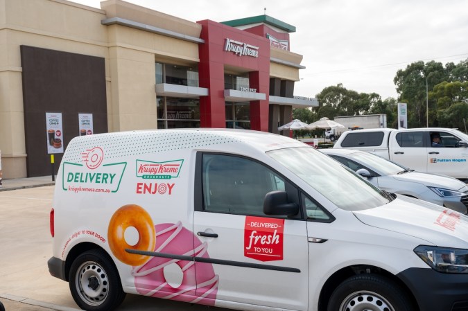Señalización de la tienda Krispy Kreme en la estación de servicio de Port Wakefield Road en Paralowie, Australia del Sur.