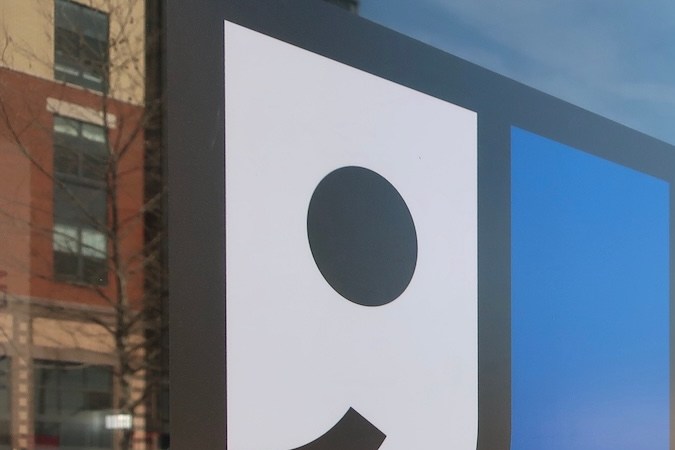 Cartel de Goodwill en una puerta en Arlington, VA.