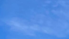 Fachada de una tienda Goodwill desde el estacionamiento en un día soleado bajo un cielo azul.