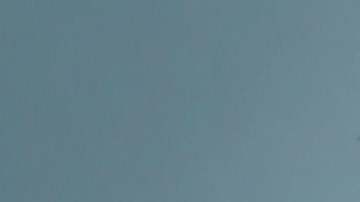 Hombre rodeado de dinero tras reciclar sus jeans en Target.