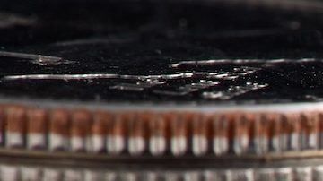 Moneda de diez centavos de EE. UU. con la cabeza de Roosevelt, 1990, con una antorcha en el reverso.