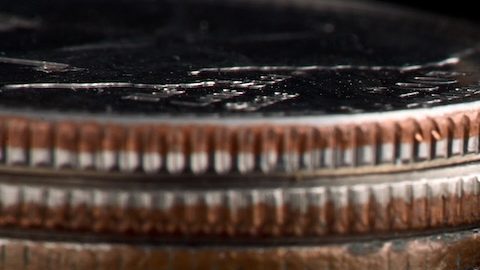 Moneda de diez centavos de EE. UU. con la cabeza de Roosevelt, 1990, con una antorcha en el reverso.