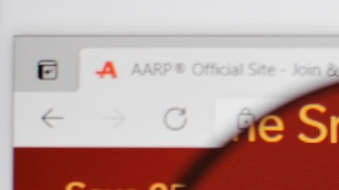 Página web de AARP, organización no partidista y sin fines de lucro con beneficios para miembros que se centran en cuestiones que afectan a las personas mayores de cincuenta años.