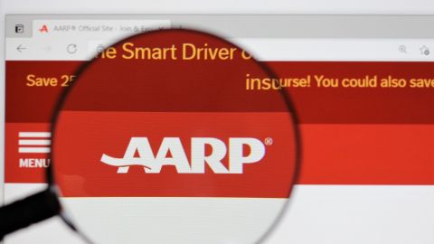 Página web de AARP, organización no partidista y sin fines de lucro con beneficios para miembros que se centran en cuestiones que afectan a las personas mayores de cincuenta años.