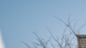 Personas formadas esperando poder entrar a una tienda Costco en Marina del Rey, California.