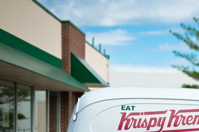 Camión clásico Krispy Kreme, automóvil clásico frente a una tienda en St. Louis, Missouri