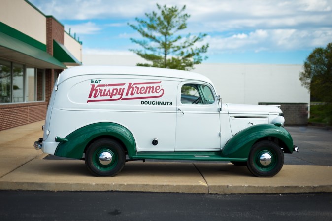 Camión clásico Krispy Kreme, automóvil clásico frente a una tienda en St. Louis, Missouri