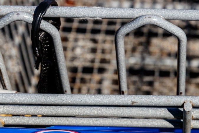 Vista cercana de un carrito del supermercado Kroger.