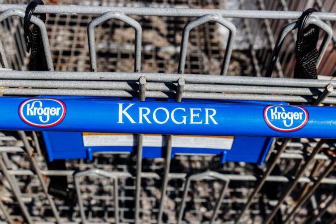 Vista cercana de un carrito del supermercado Kroger.