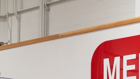 Membresía mayorista de Costco y mostrador de servicio al cliente dentro de una tienda.