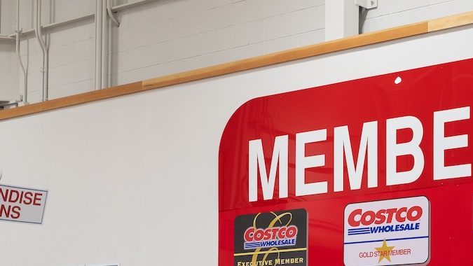 Membresía mayorista de Costco y mostrador de servicio al cliente dentro de una tienda.