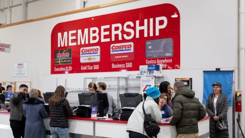 Membresía mayorista de Costco y mostrador de servicio al cliente dentro de una tienda.