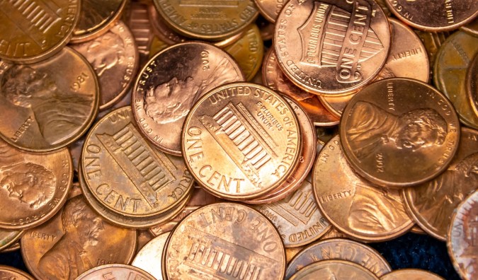 Montón de centavos de Lincoln estadounidenses.